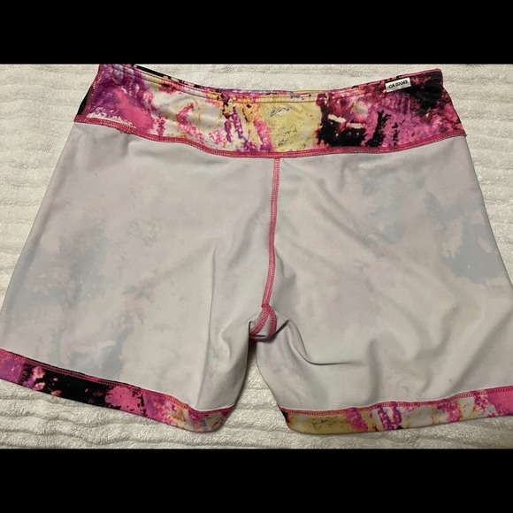 Woman’s exercise shorts - Picture 4 of 6